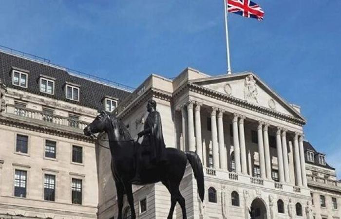 بنك إنجلترا يقترب من خفض الفائدة وسط انقسام داخلي وتوقعات بدورة تيسير بطيئة