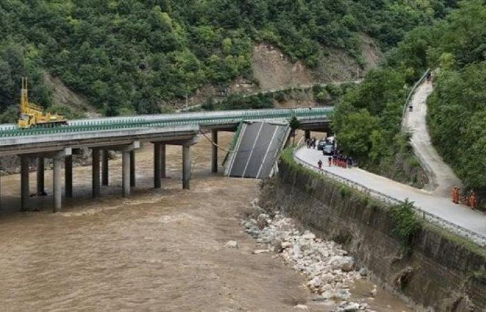 انهيار جسر سياحي في الصين يودي بحياة 5 أشخاص ويصيب 24 آخرين