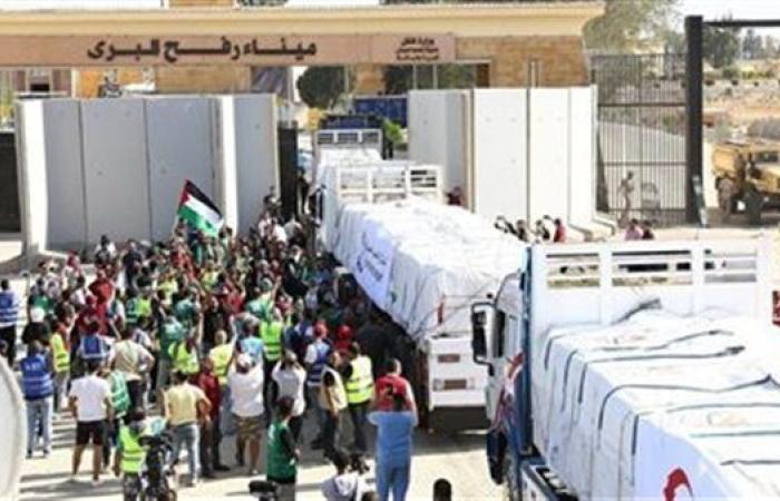 قافلة المساعدات التاسعة تواصل الدخول إلى غزة وسط تباطؤ ملحوظ بسبب تعنت الاحتلال