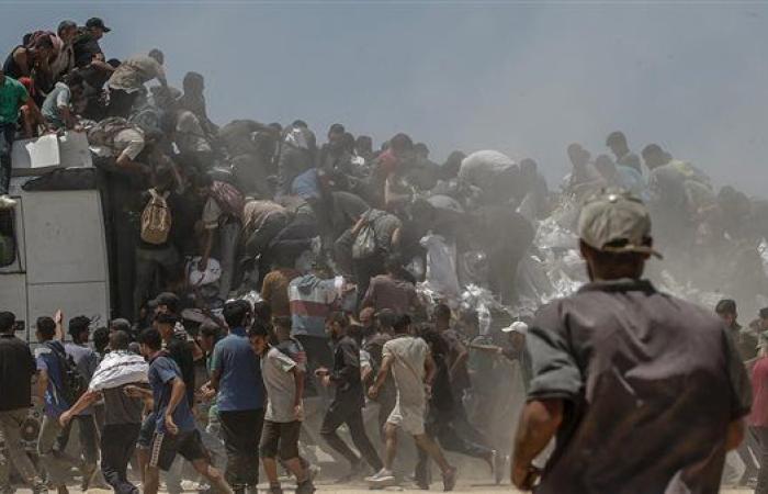 استشهاد 20 فلسطينيًا إثر انقلاب شاحنة مساعدات على حشد في غزة