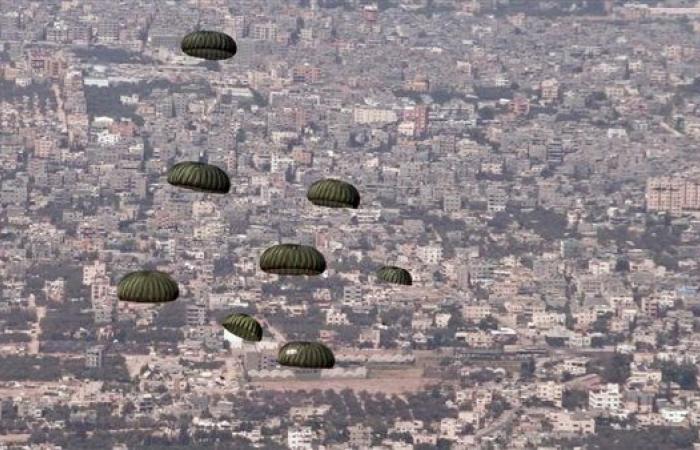 استمرار الإسقاط الجوي للمساعدات الإنسانية على قطاع غزة.. شاهد