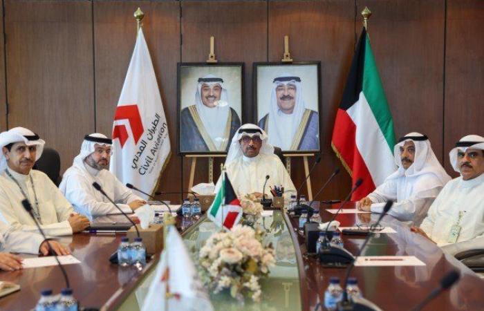 وزير الدفاع يزور "الطيران المدني" ويطلع على أبرز المشاريع القائمة والمستقبلية بالقطاع