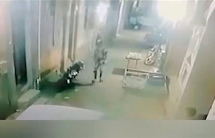 شاهد.. الداخلية تكشف ملابسات فيديو إشعال النيران بدراجة نارية بالجيزة