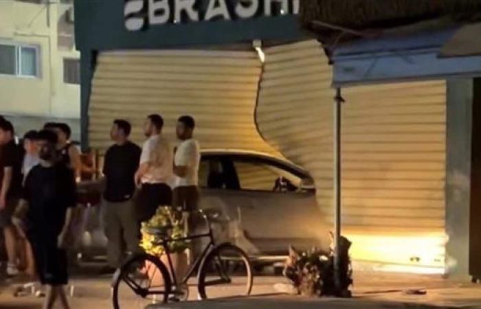 سيارة تقتحم محل هواتف أمام استاد الإسماعيلية وسط ذهول الأهالي
