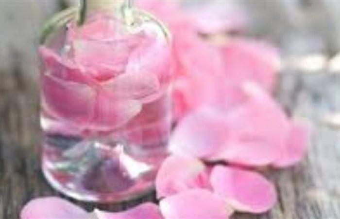ماء الورد.. سر الجمال الطبيعي لبشرة ناعمة وشعر صحي