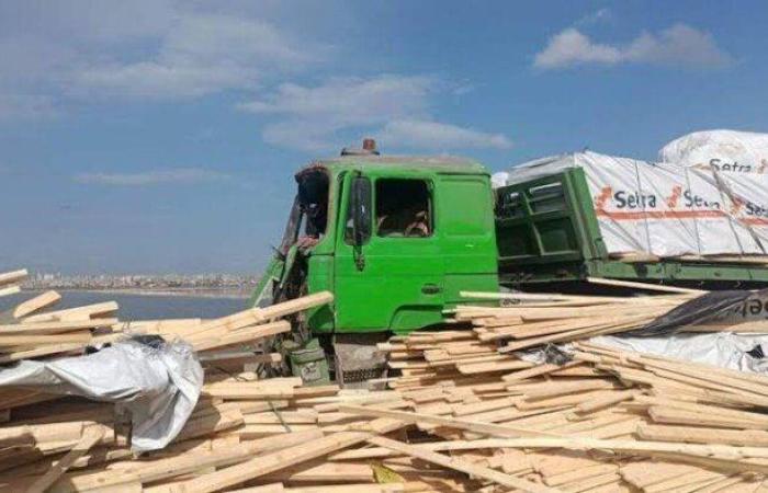 فتح الطريق الزراعى بعد انقلاب سيارة نقل محملة بالأخشاب في القليوبية