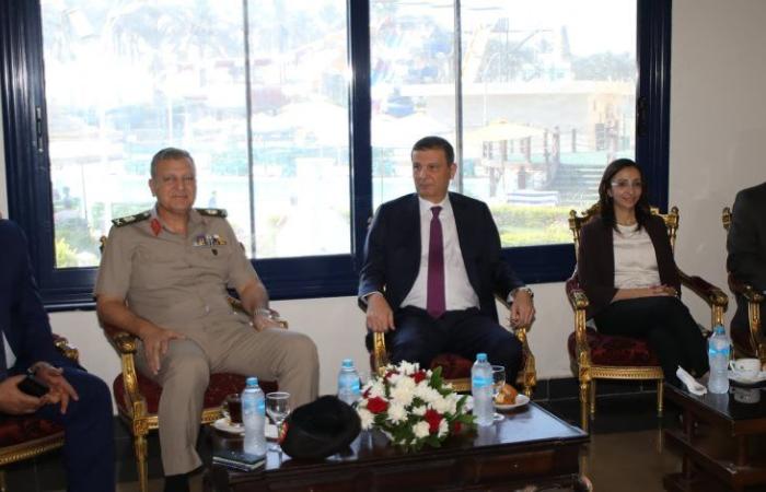 وزير الزراعة يلتقي عدد من المسؤولين على هامش فعاليات المؤتمر الزراعي بالبحيرة