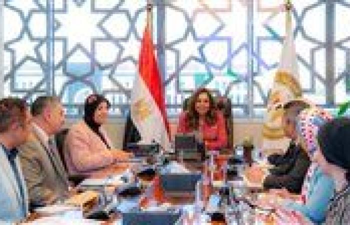 منال تستعرض ملفًا حول المشروعات التى تنفذها وزارة البيئة من خلال مرفق البيئة العالمية