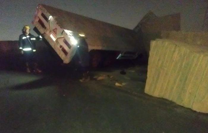 انقلاب مقطورة محملة بحجر الرخام أعلى الطريق الأوسطى
