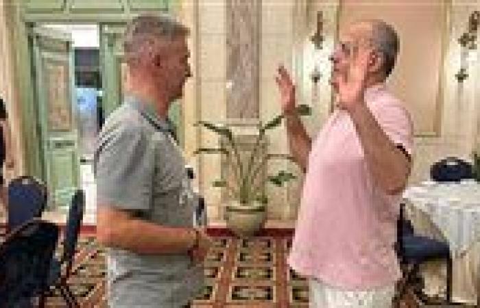 طارق محروس يحتفل مع لاعبي منتخب مصر بالتأهل لربع نهائي بطولة العالم لكرة اليد تحت 19 عام