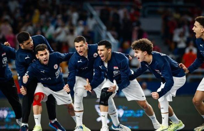 وزير الرياضة يحتفل في الملعب مع منتخب الناشئين بالتاهل لربع نهائي مونديال اليد