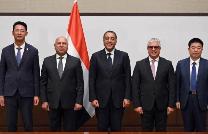 توقيع عقد إنشاء مصنع مجموعة سايلون الصينية للإطارات بـ «اقتصادية قناة السويس»