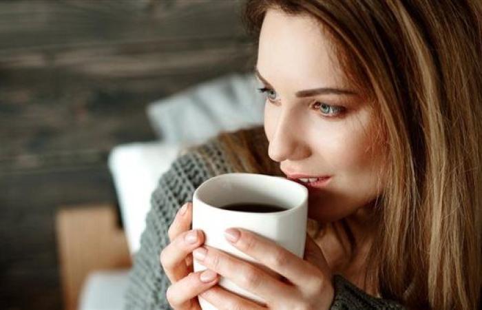 دراسة تحذر: شرب النساء القهوة ليلا يجعلهن أكثر تهورا فى اتخاذ القرارات