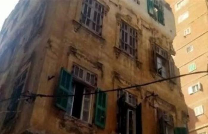 الحماية المدنية تنقذ أسرة.. انهيار سلم عقار في الجمرك محافظة الإسكندرية (صور)
