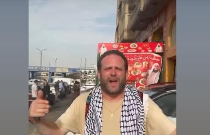 ممثل أمريكي خلال زيارته لـ مصر بـ«الكوفية»: من الجميل سماع الأذان «فيديو»