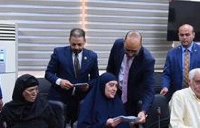 وزير العمل يُسلم بطاقات بنكية لعمال مصريين من مُستحقي المعاشات التقاعدية العراقية