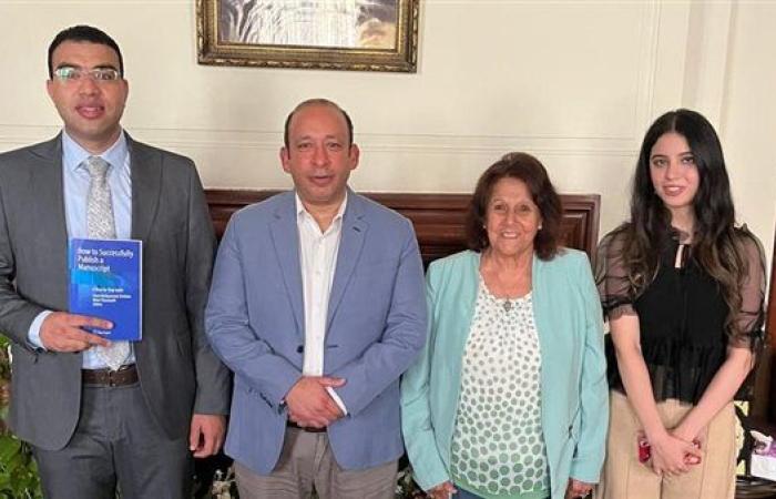 طالبة بطب قصر العيني تشارك في تأليف كتاب عالمي