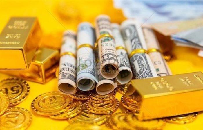 سعر أونصة الذهب بالدولار.. تراجع عالمي واستقرار محلي