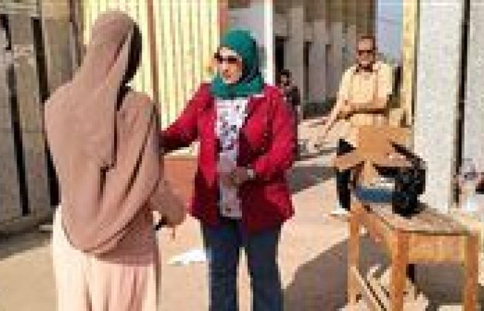 استمرار توزيع المياه والشيكولاتة على طلاب الثانوية العامة (دور ثان) بالفيوم