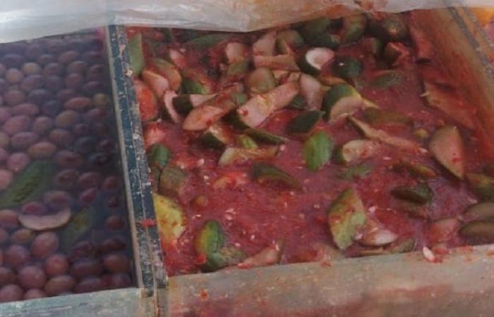 ضبط 12 طن مخللات مجهولة المصدر في المحمودية بالبحيرة