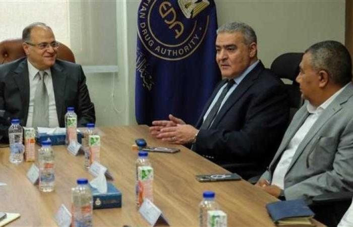 رئيس هيئة الدواء المصرية يبحث مع الشركة المصرية لتجارة الأدوية سبل ضمان توافر المستحضرات الدوائية