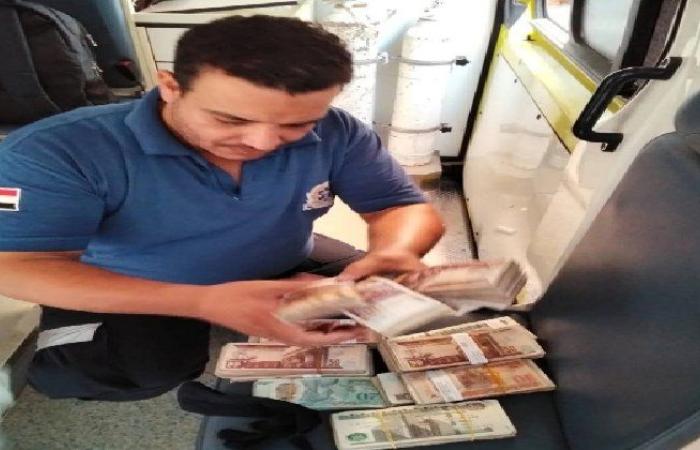 مسعف وسائق يعثران على 1.5 مليون جنيه أثناء نقل مصابة ببني سويف ويسلمانه للأمانات