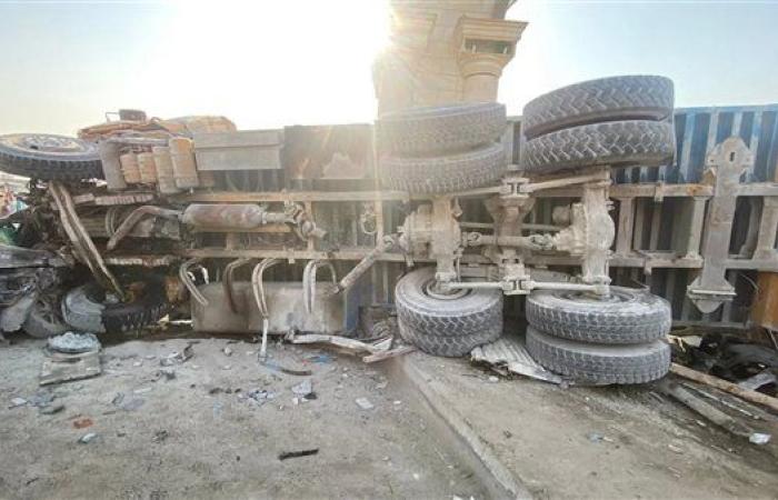 مصرع وإصابة 10 أشخاص في حادث تصادم تريلا مع أتوبيس وسيارتين بطريق الأوتوستراد (صور)