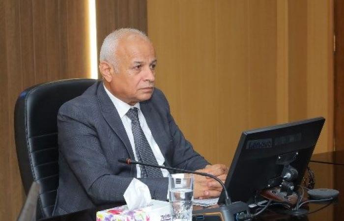 لحظة إنسانية مؤثرة.. طالب يتحدى السرطان ويحقق حلم والديه بـ 96% بالبحيرة