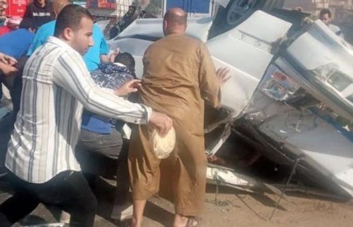 مصرع شخصين وإصابة 11 في انقلاب سيارة ميكروباص على طريق سوهاج الغربي