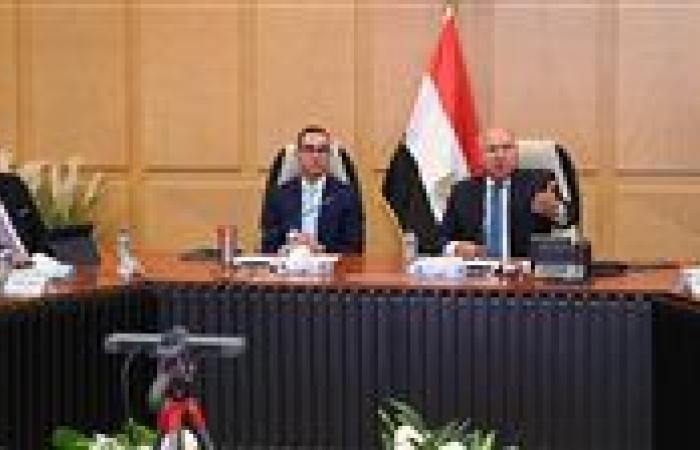 وزير الصناعة يبحث خطط إعادة تشغيل 8 خطوط إنتاج لخفض أسعار الأسمنت