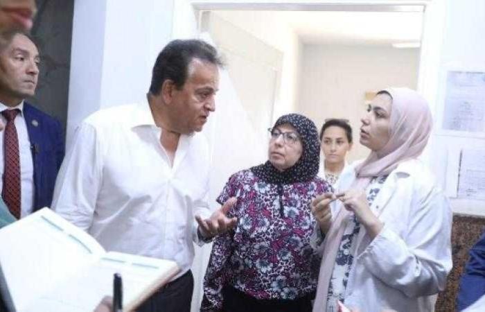 وزير الصحة يتفقد مركز صحة أسرة ”الريحان” بالشروق.. ويستجيب لشكوى ميدانية من المواطنين بزيارة مركز طبي ”70”