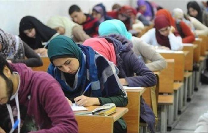 طلاب الثانوية العامة بالنظام الجديد يؤدون امتحان الدور الثاني في الرياضيات البحتة