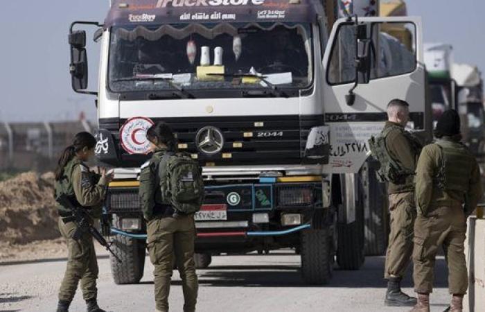 إدخال 135 شاحنة مساعدات إنسانية إلى قطاع غزة عبر معبر كرم أبو سالم