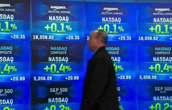 تراجع وول ستريت مع استمرار عمليات البيع على أسهم التكنولوجيا