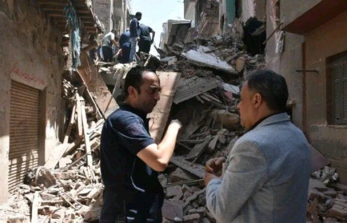 محافظ الشرقية يصل لموقع إنهيار عقار مكون من 4 طوابق بالزقازيق