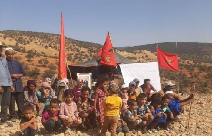 بالصور: للمطالبة بمدرسة وطريق معبد.. ساكنة دوار "تزانيت" بإقليم أزيلال تحتج