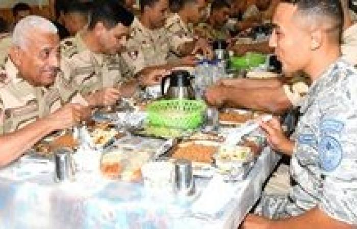 الفريق أول / عبد المجيد صقر القائد العام للقوات المسلحة يلتقى بعدد من مقاتلى المنطقة الشمالية العسكرية