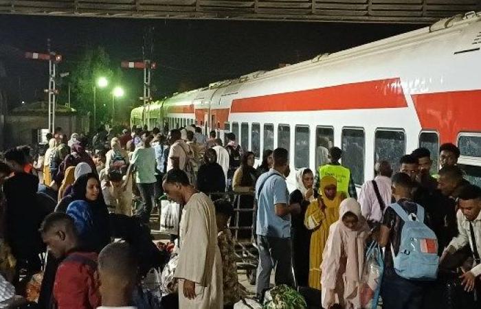 وصول القطار الأسبوعى السادس للأشقاء السودانيين إلى محطة السد العالي