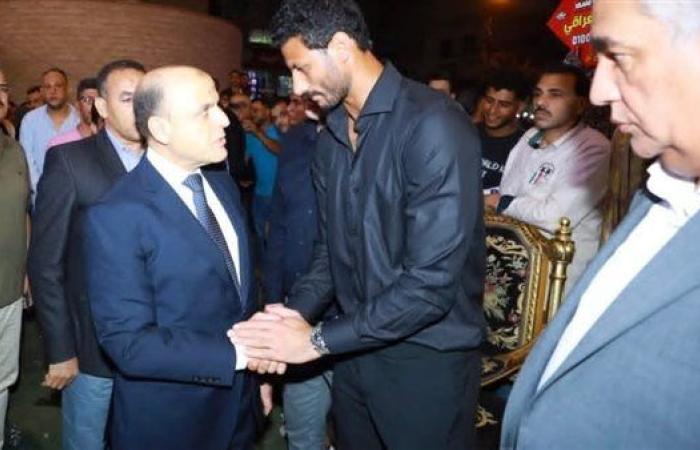 محافظ كفر الشيخ يقدم واجب العزاء في وفاة والد الكابتن محمد الشناوي