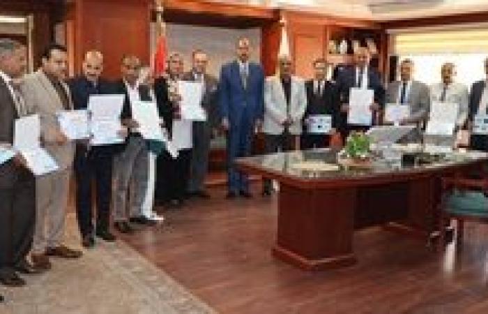 محافظ سوهاج يكرم 15 من المتميزين الحاصلين على مراكز متقدمة بمركز التنمية المحلية بسقارة