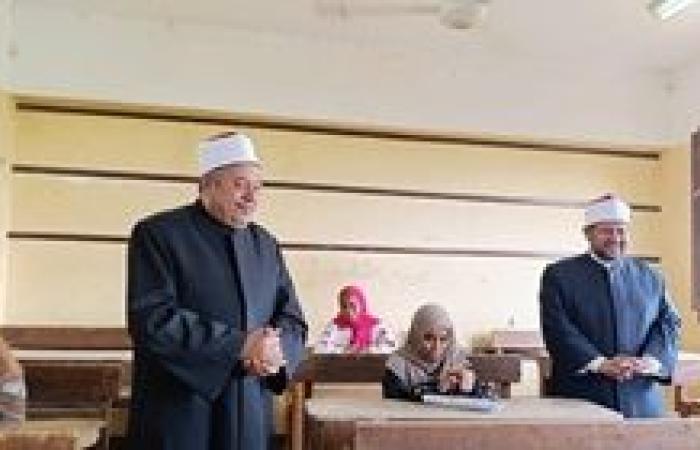 «رئيس المعاهد الأزهريّة» يتابع امتحانات «الدور الثاني» للثانوية بأسوان