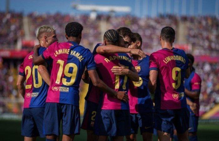 برشلونة يمدد رسمياً عقد مدافعه الفرنسي جول كوندي حتى عام 2030
