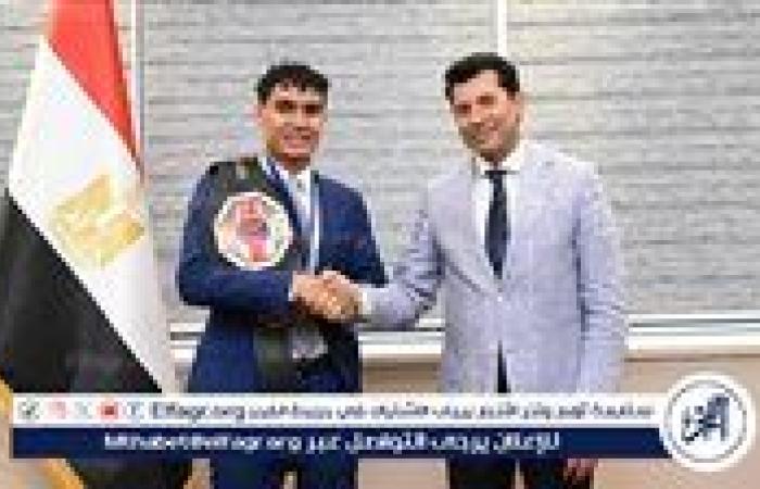 وزير الرياضة يلتقي بطل الكيك بوكس محمد راتب