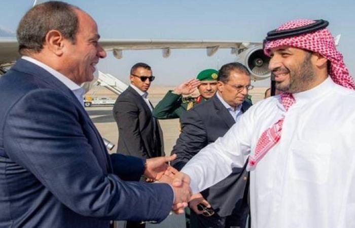وصول السيسي مطار نيوم وولي عهد السعودية في استقباله