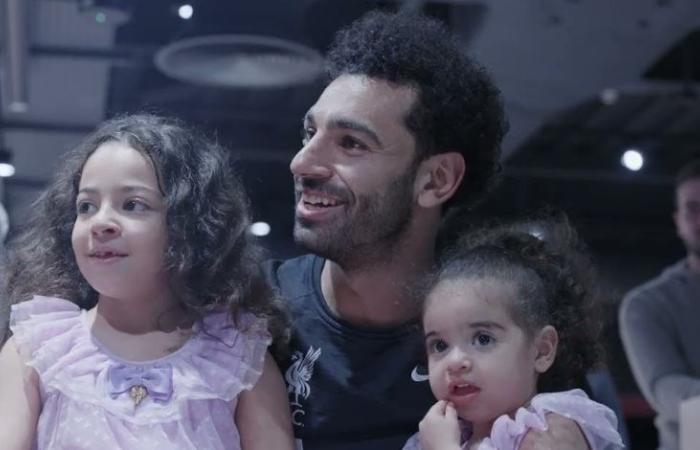 محمد صلاح يُنهي خصومة بين إبنتيه مكة وكيان بعد حصوله على الحذاء الذهبي