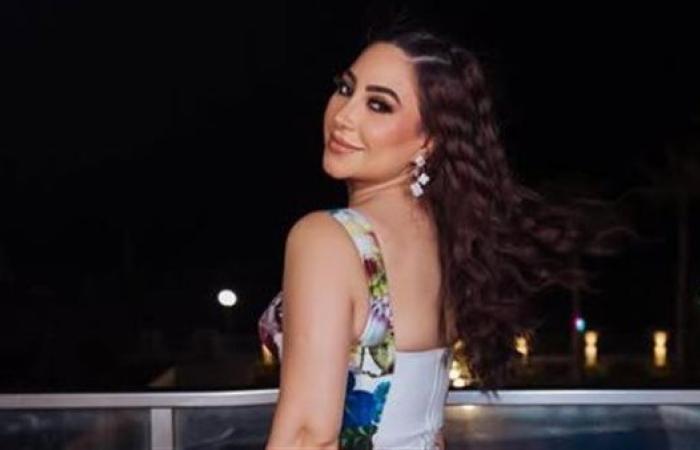 بوسي تخطف الأنظار بفستان جريء وقصير بأحدث جلسة تصوير (صور)
