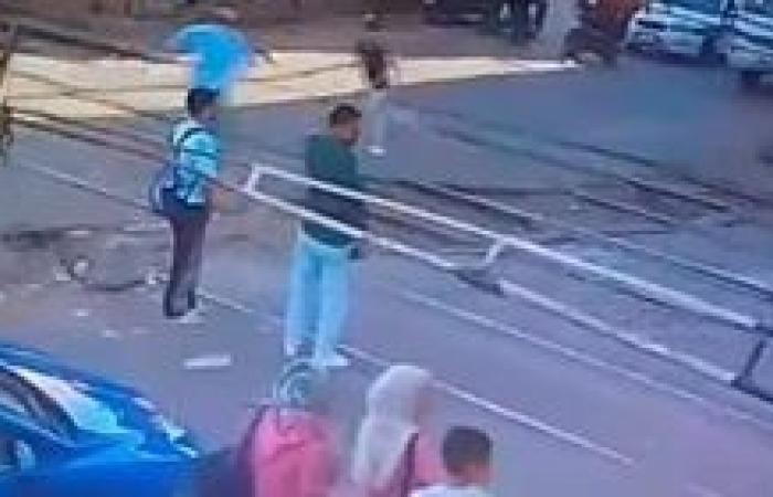 يقظة غفير مزلقان تنقذ شاب من موت محقق تحت عجلات القطار ببني سويف