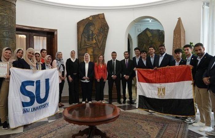 عمدة هوداك برومانيا يكرم طلاب جامعة سيناء الفائزون بالجائزة الذهبية في مهرجان الفلكلور الدولي