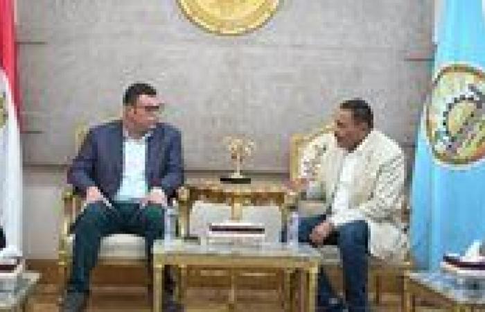 وزير الإسكان يتابع موقف عدد من المشروعات بمطروح