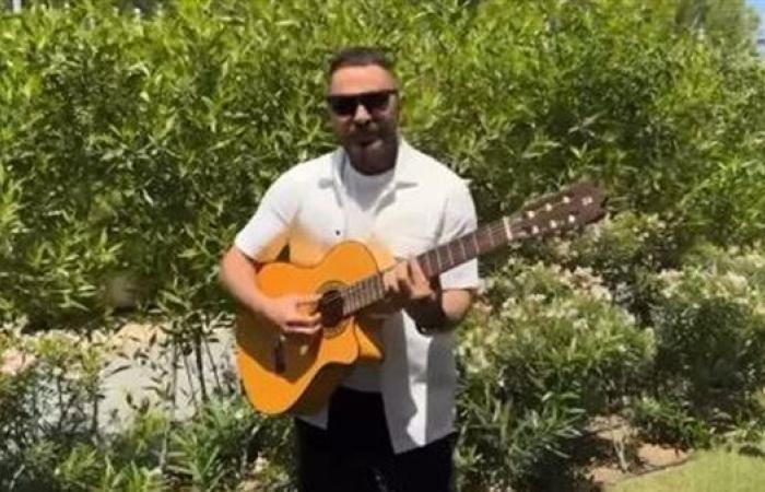 بعد الهجـوم عليه.. تامر حسني يدعم صاحب تريند "أنا بشحت بالجيتار"